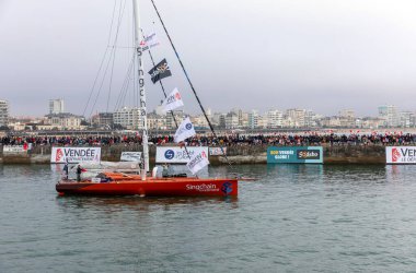 LES SABLES D 'OLONNE, FRANCE - NOVEMBER 10, 2024: Jingkun Xu boat (Singchain Team Haikou) Vendee Globe 2024' ün başlangıcı için 10 Kasım 2024 'te Fransa' nın Les Sables d 'Olonne kentinde.