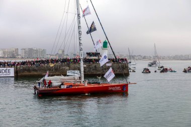 LES SABLES D 'OLONNE, FRANCE - NOVEMBER 10, 2024: Jingkun Xu boat (Singchain Team Haikou) Vendee Globe 2024' ün başlangıcı için 10 Kasım 2024 'te Fransa' nın Les Sables d 'Olonne kentinde.