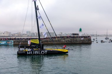 LES SABLES D 'OLONNE, FRANCE - NOVEMBER 10, 2024: Alain Roura teknesi (Hublot), Fransa' nın Les Sables d 'Olonne şehrinde 10 Kasım 2024 tarihinde Vendee Globe 2024' ün başlangıcı için kanalda bulunmaktadır..