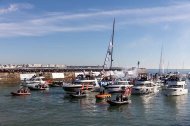 LES SABLES D 'OLONNE, FRANCE - 14 Ocak 2025: Vendee Globe 2024 için kazanan Charlie Dalin (Macif) 14 Ocak 2025 tarihinde Fransa' nın Les Sables d 'Olonne kentinde.
