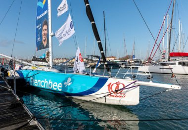 LES SABLES D 'OLONNE, FRANCE - 20 Ocak 2025: Sbastien Simon botu (Groupe Dubreuil) 20 Ocak 2024 tarihinde Fransa' nın Les Sables d 'Olonne şehrinde Vendee Globe 2024' ün üçüncü sırasıdır..