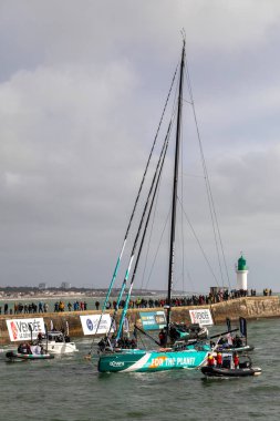 LES SABLES D 'OLONNE, FRANCE - 25 Ocak 2025: Vendee Globe 2024' ün dokuzuncu sırasında Sam Goodchild 'in gelişi, Fransa' nın Les Sables d 'Olonne kentinde..