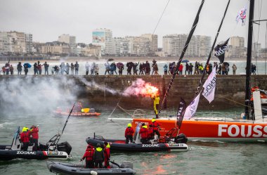 LES SABLES D 'OLONNE, FRANCE - 9 Şubat 2025: Sbastien Marsset' in (Foussier) Vendee Globe 2024 'ün yirmi yedinci yerine varışı 09.2025 tarihinde Les Sables d' Olonne, Fransa.