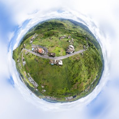 Dağlık yeşil Santiago Adası yağmur mevsiminde - Cape Verde