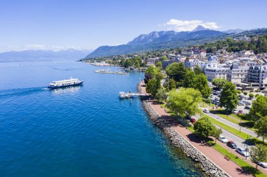 Fransa 'nın Haute-Savoie kentindeki Evian (Evian-Les-Bains) şehrinin havadan görünüşü