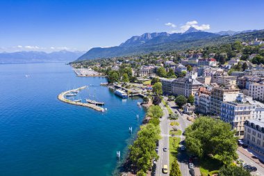 Fransa 'nın Haute-Savoie kentindeki Evian (Evian-Les-Bains) şehrinin havadan görünüşü