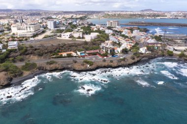 Santiago 'daki Praia şehrinin havadan görünüşü - Cape Verde Adalarının başkenti - Cabo Verde