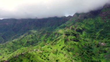Dağ manzaralı yeşil Santiago Adası yağmur mevsiminde Cape Verde 'de
