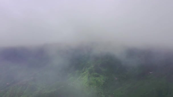 Luftaufnahme Der Bergigen Grünen Landschaft Der Insel Santiago Der Regenzeit — Stockvideo
