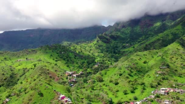 カーボベルデの雨季の山岳緑のサンティアゴ島の風景の空撮 — ストック動画