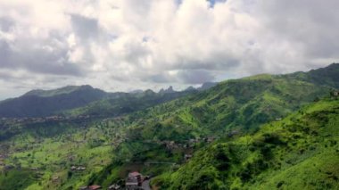 Dağ manzaralı yeşil Santiago Adası yağmur mevsiminde - Cape Verde