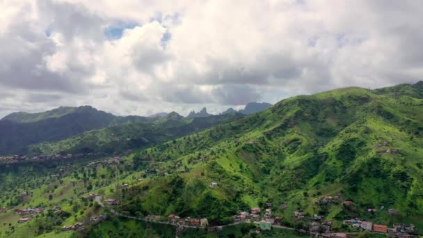 Vista Aérea Paisagem Verde Montanhosa Ilha Santiago Época Das Chuvas — Vídeo de Stock