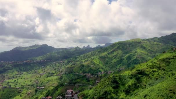 Vista Aérea Del Paisaje Verde Montañoso Isla Santiago Temporada Lluvias — Vídeos de Stock
