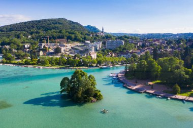 Annecy Gölü waterfront düşük tide düzeyi Fransa kuraklık nedeniyle havadan görünümü