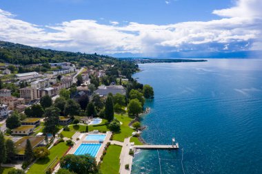 Fransa 'nın Haute-Savoie kentindeki Evian (Evian-Les-Bains) şehrinin havadan görünüşü