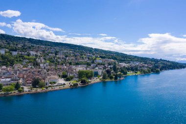 Fransa 'nın Haute-Savoie kentindeki Evian (Evian-Les-Bains) şehrinin havadan görünüşü