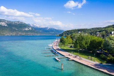 Annecy Gölü Waterfront Fransa'da havadan görünümü