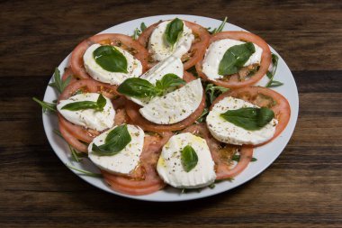 Taze fesleğenli ve zeytinyağlı Capresse salatası.