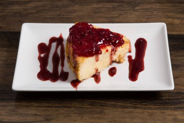 Fırından lezzetli taze çilekli kek.