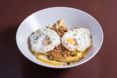 Yumurtanın adı huevos rotos, patates ve serrano jambonlu.