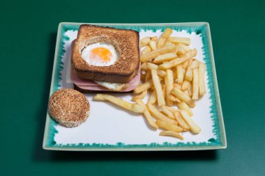 Beyaz arka planda sahanda yumurtalı lezzetli sandviç.