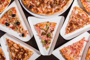 Arkaplan pizzası. Pastırmalı, peynirli ve mantarlı lezzetli pizzalar. Üst görünüm