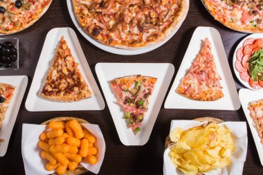 Arkaplan pizzası. Pastırmalı, peynirli ve mantarlı lezzetli pizzalar. Üst görünüm