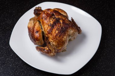 Bir tabak pollo asado kombinasyon tabağı..