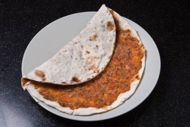 Türk pizzası - Lahmacun beyaz tabakta