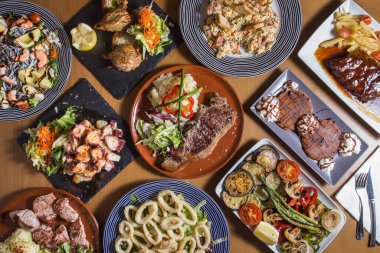 Akdeniz yemekleri seti üst görünüm, kırmızı arkaplan 