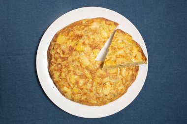 Beyaz tabakta İspanyol omleti Tortilla de patata