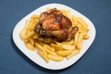 Bir tabak pollo asado kombinasyon tabağı..