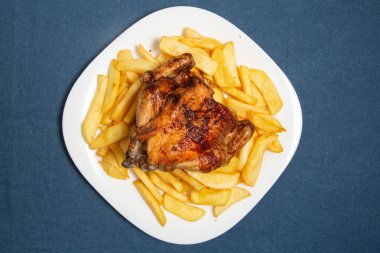 Bir tabak pollo asado kombinasyon tabağı..