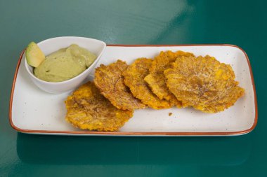 Patates ya da toston, kızarmış ve yassı yeşil muz parçaları, geleneksel bir atıştırmalık veya Karayipler 'de eşlik eden