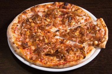 Tahta bir masada pizza, İtalyan yemeği..