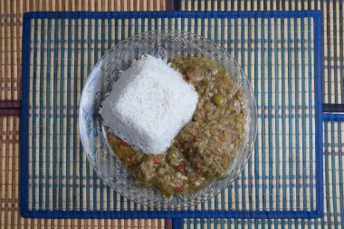 Tipik Senegal tarifi yassa için marine edilmiş baharatlı tavuk, beyaz pirinç ve çeşit çeşit turşu.