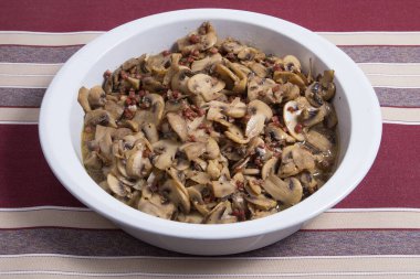 Az yağda kızartılmış şampiyonların yakın çekimi, Champinones Al Ajillo