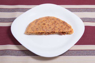 Beyaz tabakta İspanyol omleti Tortilla de patata