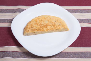 Beyaz tabakta İspanyol omleti Tortilla de patata