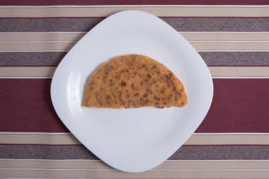 Beyaz tabakta İspanyol omleti Tortilla de patata