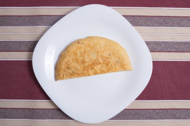 Beyaz tabakta İspanyol omleti Tortilla de patata