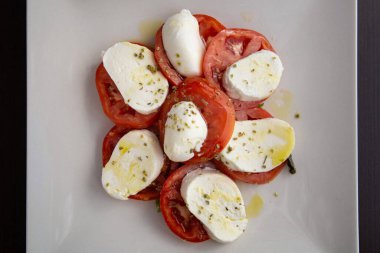 İtalyan usulü bufala mozzarella peyniri, domates ve fesleğen salatası..
