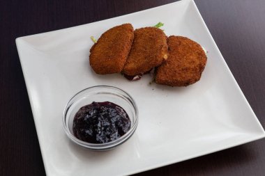 Beyaz tabakta falafel. Lübnan ve Ortadoğu yemekleri.