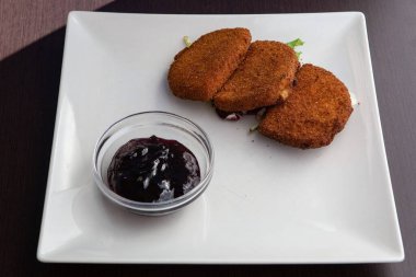 Beyaz tabakta falafel. Lübnan ve Ortadoğu yemekleri.