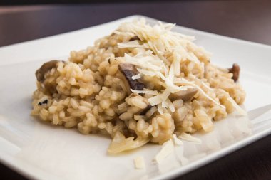 lezzetli mantarlı risotto ile taze kekik görev yaptı..