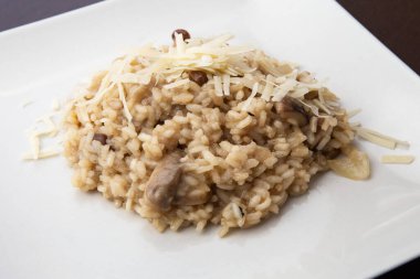 lezzetli mantarlı risotto ile taze kekik görev yaptı..