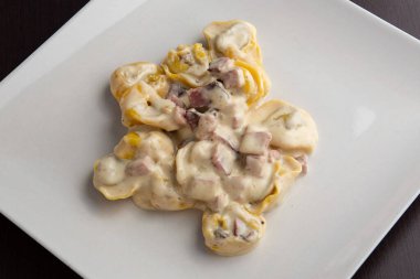 Peynir soslu ve maydanozlu lezzetli tortellini.