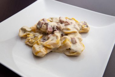 Peynir soslu ve maydanozlu lezzetli tortellini.