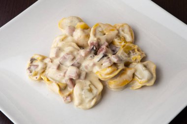 Peynir soslu ve maydanozlu lezzetli tortellini.