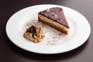 Çilek soslu bir tabak peynirli kek